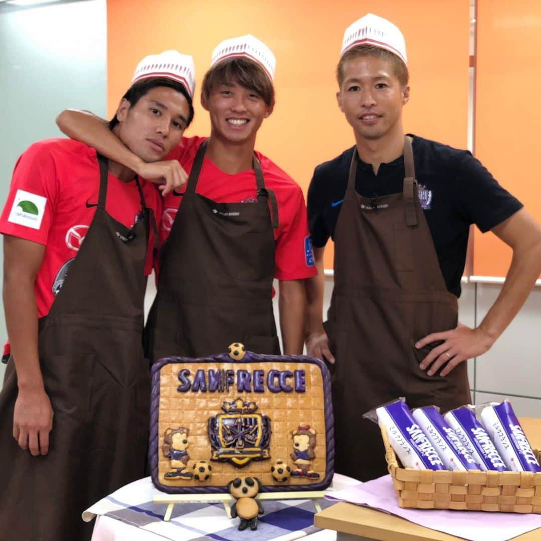 森崎浩司さんのインスタグラム写真 - (森崎浩司Instagram)「タカキベーカリーさんの工場でパン作り🍞を体験させていただきました😊👍モリシとテツと楽しく撮影もしていただきながらパン作りや試食をさせていただきました😁  このもようはまた後日、配信される予定ですのでどんなふうにパンが🍞出来上がっているのか皆さんお楽しみに〜🙋‍♂️😃 #タカキベーカリー #sanfrecce #石窯パン #ミルクフランス #森島司 #渡大生 #配信予定 #スカパー #サンフレッチェTV」8月27日 18時09分 - koji.morisaki77