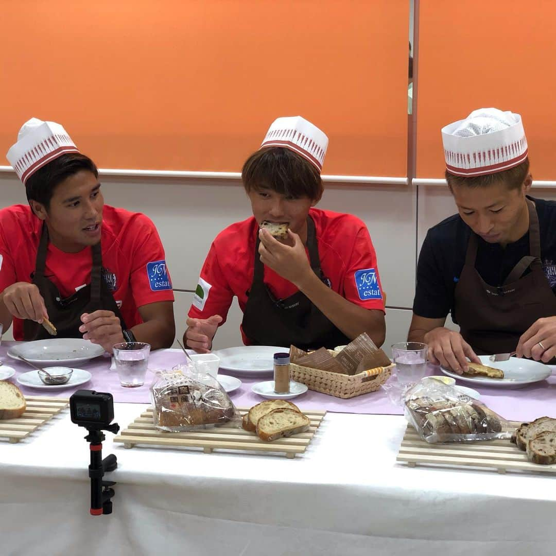 森崎浩司さんのインスタグラム写真 - (森崎浩司Instagram)「タカキベーカリーさんの工場でパン作り🍞を体験させていただきました😊👍モリシとテツと楽しく撮影もしていただきながらパン作りや試食をさせていただきました😁  このもようはまた後日、配信される予定ですのでどんなふうにパンが🍞出来上がっているのか皆さんお楽しみに〜🙋‍♂️😃 #タカキベーカリー #sanfrecce #石窯パン #ミルクフランス #森島司 #渡大生 #配信予定 #スカパー #サンフレッチェTV」8月27日 18時09分 - koji.morisaki77