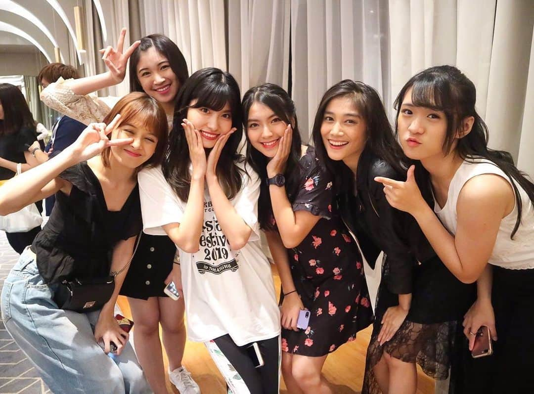 シャニア・グラシアさんのインスタグラム写真 - (シャニア・グラシアInstagram)「24/08/19 . 48Family❣️ . It was a very precious day with sister groups from all over the world in AKB48 Group Asia Festival. We had so much fun in Shanghai🥰  谢谢! ありがとうございます! ขอบคุณค่ะ Terimakasih! . [Swipe⬅️⬅️] . #AKB48GroupAsiaFestival #48GAsiaFes  #AKB48 #JKT48 #BNK48 #MNL48 #SGO48 #AKB48teamTP #AKB48teamSH」8月27日 18時10分 - jkt48gracia