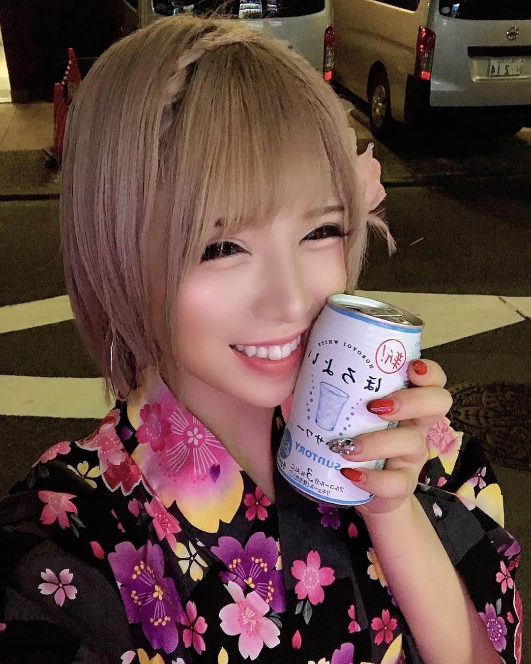 侑季美怜のインスタグラム：「・ ・ ・ 今年浴衣着たよ💕 ・ ・ ・ #港区 #麻布十番 #祭り #夏 #浴衣 #浴衣美人 #ほろ酔い #ほろよい #ショートヘア #金髪」
