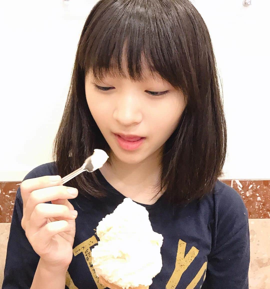 前野えまさんのインスタグラム写真 - (前野えまInstagram)「今日はジェラートの日だそうです🍨 ミルク味のジェラートを食べました😋  #ジェラート #ミルク味 #ミルク #ジェラートの日 #おいしかった #美味しかった #前野えま #みんなでおこそうfavo革命」8月27日 18時12分 - maeno_ema