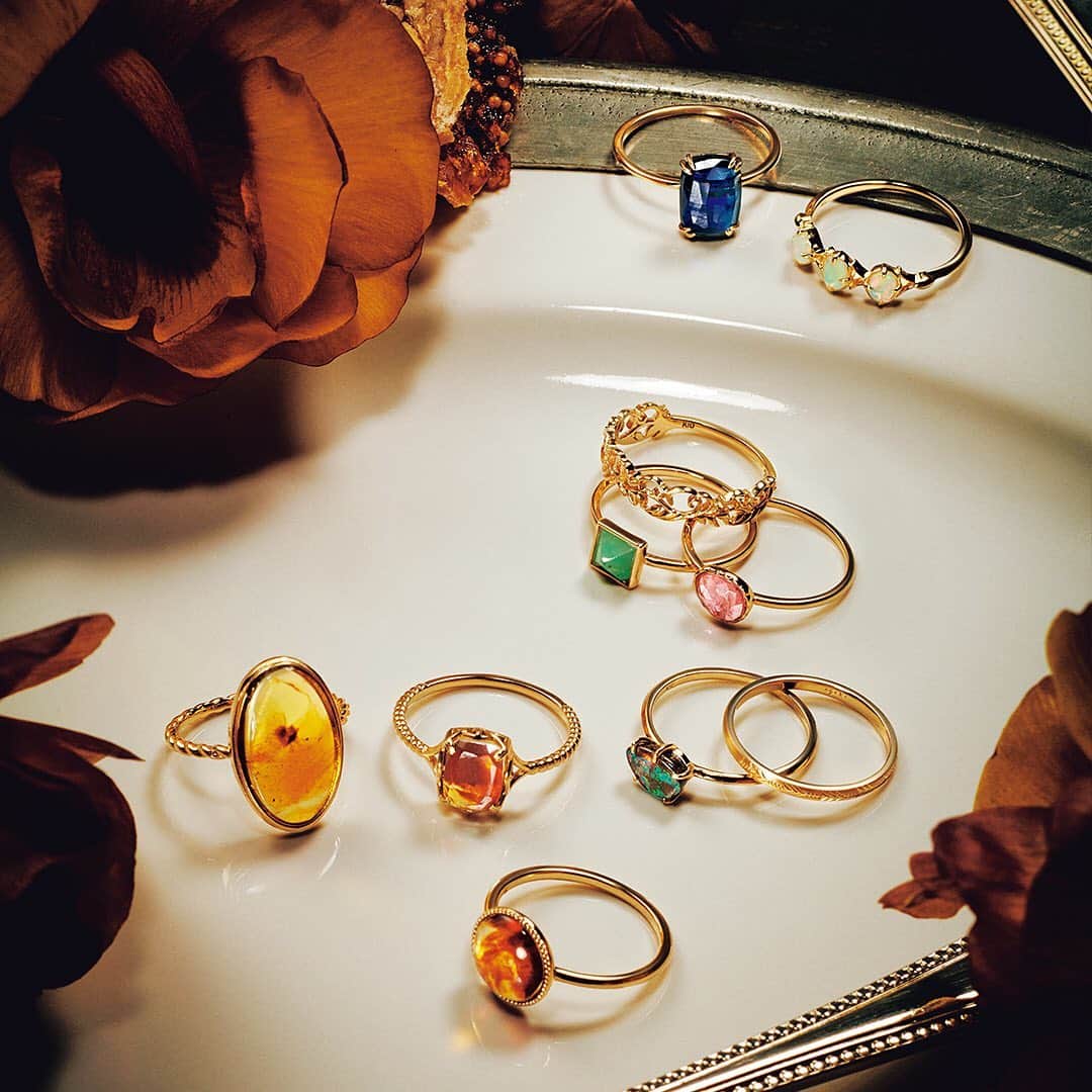 ageteさんのインスタグラム写真 - (ageteInstagram)「.﻿ 【2019 Autumn Collection_Color Stone Ring】﻿ 天然石それぞれに合うオリジナルカットを施した個性豊かなリングは、絵具を重ねるように、自由にレイヤードを楽しんで。﻿ ﻿ アンバーのベースカラーに、鮮やかなカラーストーンを合わせて自分らしい装いに。﻿ .﻿ #agete #jewelry #accessory #ring #colorstone #autumn #collection #アガット #ジュエリー #アクセサリー #リング #カラーストーン #天然石 #秋 #コレクション」8月27日 18時13分 - agete_official