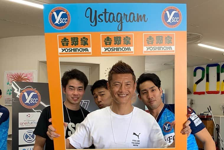 播戸竜二さんのインスタグラム写真 - (播戸竜二Instagram)「『フットサル』 ・ YSCCのフットサルの試合、イベントに参加してきました⚽️ ・ 始球式と解説と終わってからのフットサルの試合に参加👍 ・ 吉野家さんがメインスポンサーなので、その前で牛丼を食す！沖縄では朝定食にお世話になりました！ ・ YSCCのフットサルのサポートもありがとうございます！ ・ YSCCは今はF2。2部です。渡邉GMが気合いを入れ、F1に向けてまっしぐらです⚽️ ・ この日は、ライバルチームに勝利🏅 ・ 試合後は、ちょいマネジャパンと一緒にフットサルの試合。吉野家カップ⚽️ ・ こうやって盛り上げる為にいろいろやるのは素晴らしいね！ ・ サッカーもフットサルも、もっといろいろ交流して、一緒に盛り上げれればと思います😁 ・ @marika22_10  似顔絵描いてもらいました😁似てる？ ・ ・ #Fリーグ #フットサル #ysccフットサル  #ちょいマネジャパン #優勝 #みんなで盛り上げよう #アリこうた #寿司ボンバー #御華坊 #フルカウル千葉」8月27日 18時13分 - ryuji_bando