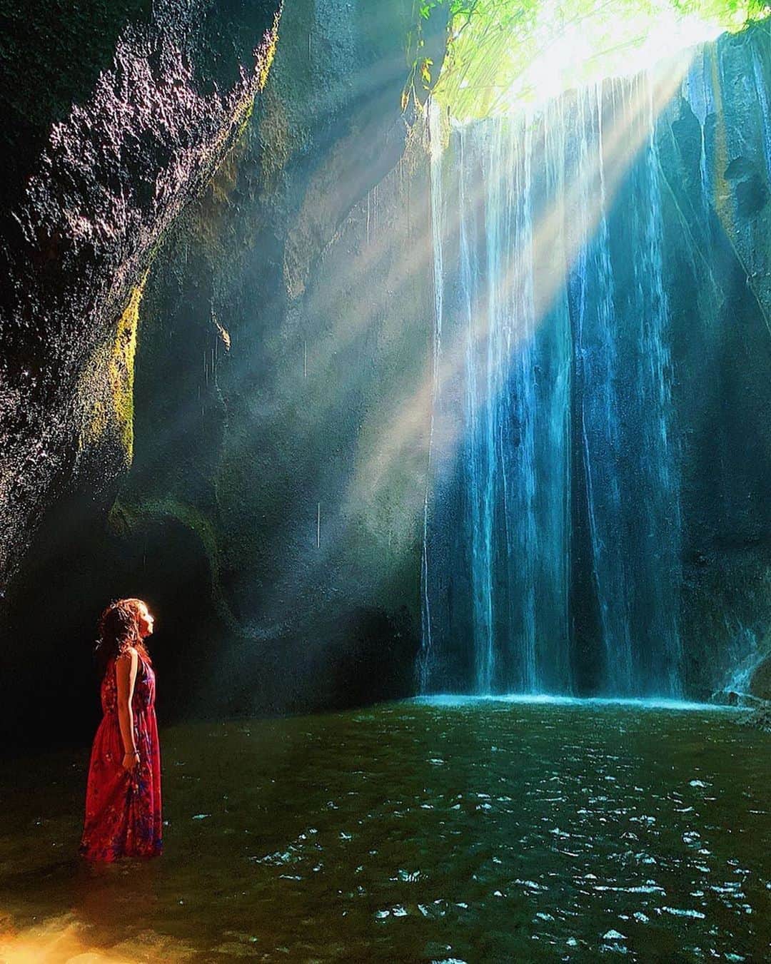 エイチ・アイ・エスさんのインスタグラム写真 - (エイチ・アイ・エスInstagram)「本日の1枚 🚩バリ島「トゥカッド チュプン滝」 📸@trip_rumiko さん ♡ August.2019 Bali﻿ Tukad Cepung Waterfall﻿ ﻿ 📸:@trip_rumiko﻿ モデル:@izumi5183 ﻿ 私がこの旅で撮影した一番のベストショット📸﻿ ﻿ 6月にも行ったこの滝✨﻿ 今回8/10〜8/13まで一緒に行動したいずみちゃん。﻿ 初一人旅で初バリって事で私に相談してくれて﻿ たまたま同じ時期にバリに居る事になったので﻿ バリでお姉さん(お母さんかも？)役をする事に🤣﻿ ﻿ その為、2回目のこの滝は私は写真撮るつもりなくて﻿ 動きやすい服装で行っちゃったんだけど﻿ 前回とはまた違った雰囲気の﻿ こんなにきれいな写真が撮れるなら﻿ もっと可愛い服を着て行けば良かった😢﻿（抜粋） ＊＊＊＊＊＊ まだまだ暑い夏を乗り切るために #滝のセカイ2019 で ひんやり滝スポットのお写真をご紹介します✨ すでに、投稿頂いたみなさま、ありがとうございます！ (お写真募集：8/30(金)まで) 9/2(月)に、ギャラリーに9枚の素敵なお写真を揃え 「行ってよかった！滝スポット9選！」という記事を弊社メディア「Like the World」UPさせて頂き各SNSアカウントでもご紹介させて頂きます！ ＊＊＊＊＊＊ 今月の旅の思い出は @his_japanをタグ付け頂き #LW8月の旅 で投稿お待ちしてます😃 (厳選させて頂いたお写真を使わせて頂き弊社メディア「Like the World」で記事をUPさせていただく予定です。)」8月27日 18時27分 - his_japan