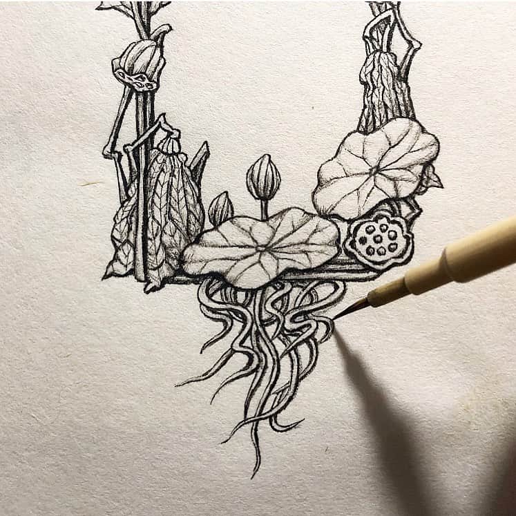 榊山敬代のインスタグラム：「🖌… ・ 下絵から 本画の巻  和紙と墨にて 失敗できない 緊張感のなか  気がつくと 外は夕方也  絵の世界には 時間が無いし 自分も無いし 不思議な時間  さて始めてみましたシリーズ 上手くいくのか見えないとき  画像はアタマのなかの 蓮の世界をカキカキと たのしかったひとコマ  とりあえず  只今挑戦中  #休憩おわり ・ ・ ・ ・ 🎐… ・ 個展のご案内  榊山敬代 日本画展 「浄」Kiyoshi 泥水に咲く蓮のように  会期：令和元年 9月21日(土)／22日(日)／23日(月・祝) 会場：池上大坊本行寺客殿１階　牡丹／桔梗之間  開館時間／午前10時から午後3時　 作家在廊時間／全日午後12時から15時 入場料／無料  アクセス／東京都大田区池上2-10-5（都営浅草線西馬込駅・東急池上線池上駅より、いずれも徒歩10分） http://www.hongyozi.or.jp/ ・ ・ ・  この度は 東京は池上大坊本行寺にて 蓮をモチーフに 福島県いわき市のお寺より ご依頼いただき制作しました作品をはじめ いわき市のお寺からインスピレーションを いただき 仏教の説法のひとコマであります 八正道をテーマにしました新作を お披露目させていただきます  三日間と短い会期ではございますが お彼岸の季節に 情緒あるお寺の景観の中で 日本画とこころ浄らかなひとときへ ご案内できればとおもいます  本行寺から本門寺へと続く境内では都心を忘れるような壮観な眺めもございます 展示の他にも見所豊かなお寺ですのでこの機会にゆっくりとご堪能ください  個展開催につきましてのこころざしや 新作に対しての姿勢などはブログなど 少しずつ更新していきたくおもいます  掲載作品 八正道〈弐〉正しい心を灯して生きるとき 〈正命・正精進・正念・正定 図〉 制作 平成31年／絹本・彩色 ・ ・ ---------------------------------------- ・ ・ ・  #Flower #蓮 #lotus  #wip #日本画  #material #和紙 #芸術 #画材 #筆 #墨#細密画 #Japanese #brush #plants #アート #日本文化 #art #Japaneseart #artist #atelier #日本画家 の #アトリエこんなもん  #日本画の素材 #こよなく愛してる #summer #夏のおわり」