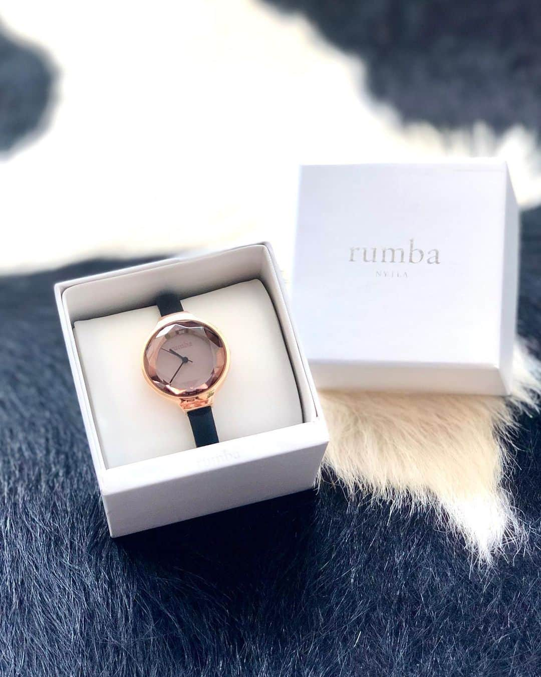 彩耶さんのインスタグラム写真 - (彩耶Instagram)「今年 日本に上陸したばかりの NY発 腕時計 #rumbatime ⌚️✨ ・ ・ お写真横に👆➡︎ swipe してね ♡ ・ ・ 私が選んだのは、Orchard Gemシリーズ✨ Orchard Gem Leather ローズゴールド/ブラック 30㎜ ・ デザイン性が高く、大人可愛いくてステキっ✨💕 ・ 多面的にカットされたクリスタルが使用してあり、光が反射しいろんな色合いにも見えます✨ キラキラ綺麗〜✨ ・ 他にも、トレンドカラーにパステルカラー…種類も豊富〜❣️ 遊び心たっぷりで、どれにしようか悩んじゃいました🙈💕 ・ 本革ストラップバンドできちんとした印象も与えてくれそうですよね😌✨ ・ ・ ・ お洋服 、バッグ、靴 … を選ぶように 時計も気分よって『今日はどれにしようかな❓』って考えるのが楽しいな〜って😊💕 ・ ・ ・ SHOPはこちら▷ @janis_global  プロフィールリンク内から、公式ストアを見てみてね⬇️ https://linktr.ee/janis_global ・ クーポンコード  3aya15 （有効期限 2019/9/3） ・ 購入して頂くと15％OFF になります❣️ もし良ければご利用くださいね😊 ・ ・ @janis_global をフォロー&キャンペーン投稿にいいね！すると、抽選でプレゼントもあるみたいなんです🎁 ・ ◉都内の販売店  EDITO365 渋谷ヒカリエＳhinＱｓ店 ◉名古屋の販売店  ボンフェットタカシマヤ ゲートタワーモール店 ・ ・ ・ #ルンバタイム #rumbatime #rumbatimejp #大人可愛い #腕時計 #レディースウォッチ #腕時計コーデ #時間は私のもの #プレゼント #プレゼント応募 #プレゼントキャンペーン #rumbatime店舗 #ルンバタイム店舗 #モデル #model #神戸 #kobe #インフルエンサー #インスタグラマー #フォロー #followme #フォローミー #beauty #お洒落さんと繋がりたい #旅行好きな人と繋がりたい」8月27日 18時29分 - 3aya11