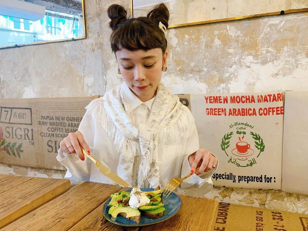 山野ゆりのインスタグラム：「numero.jpのパン連載はベトナムでの謎のパン🍞チャボンを紹介してるよ。是非見てね♡写真はパリのアボガドトースト🥑パリの連載はプロフィールから☝︎ https://numero.jp/yuriyamano-24/  #numero #パン #🍞 #アボガドトースト」