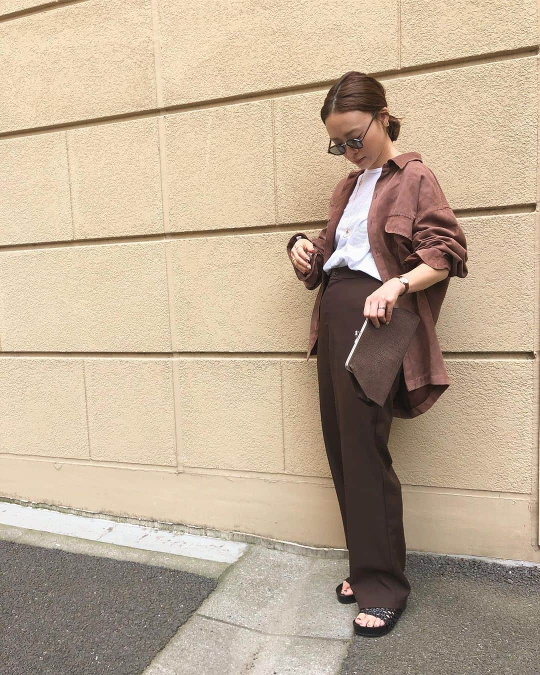 野尻美穂さんのインスタグラム写真 - (野尻美穂Instagram)「茶色い人。 普段はベルト付きで使う事が多かったけどクラッチもアリですね🌰 とにかく物も入るし軽いし優秀BIGOTRE。 #BIGOTRE #お袖長め族」8月27日 18時32分 - miho_cocoa