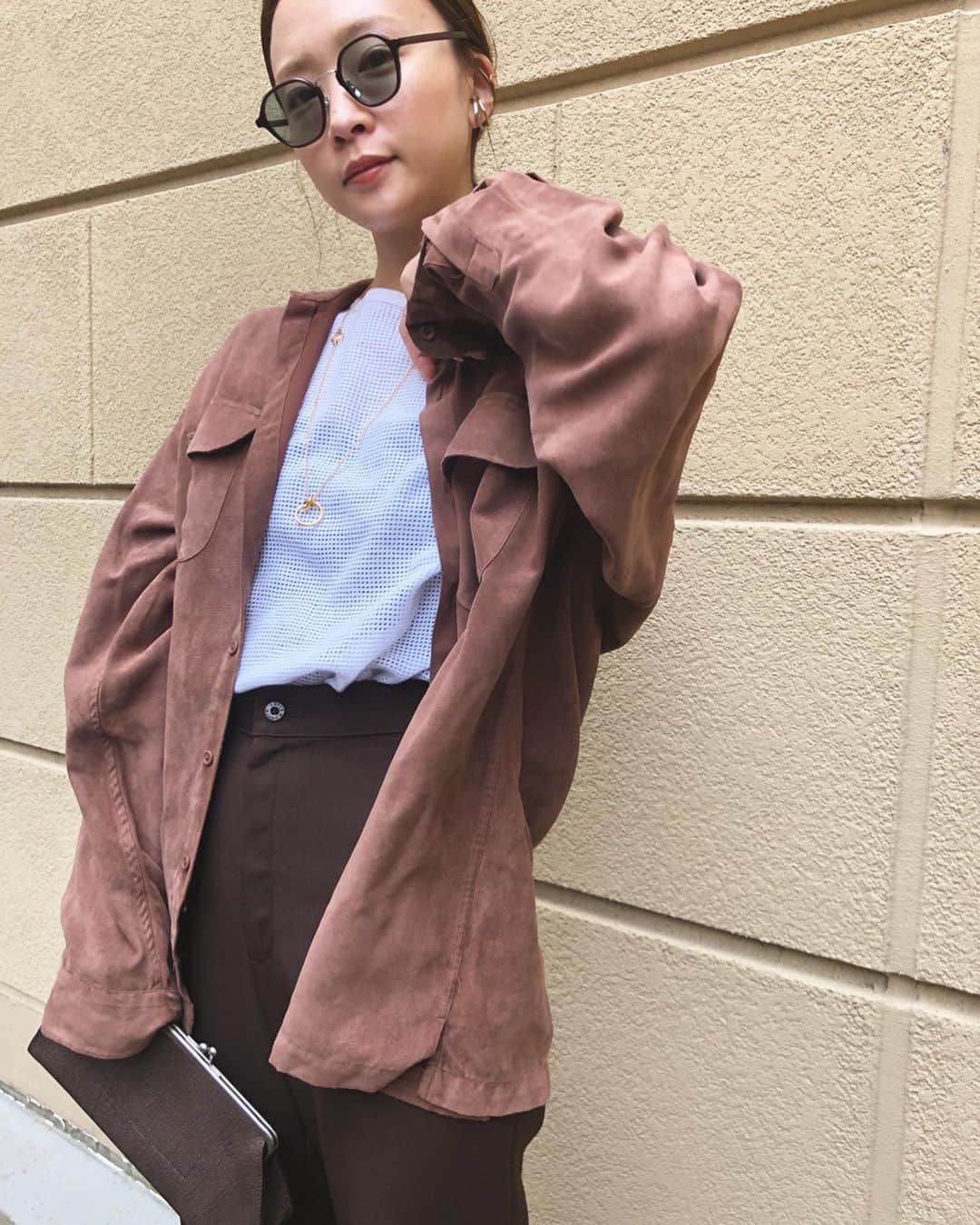 野尻美穂のインスタグラム：「茶色い人。 普段はベルト付きで使う事が多かったけどクラッチもアリですね🌰 とにかく物も入るし軽いし優秀BIGOTRE。 #BIGOTRE #お袖長め族」