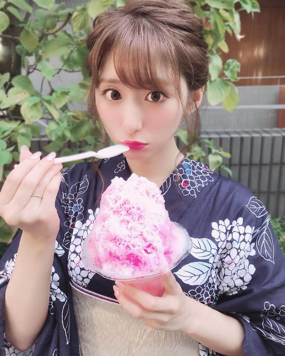 阿比留李帆のインスタグラム：「浴衣の写真、三連ちゃん🎐💕💕 もう夏がおわる気がするので そろそろ秋のじゅんびを始めます🥺🌾 秋のたのしいイベントなにかあるかな？🤔💜」