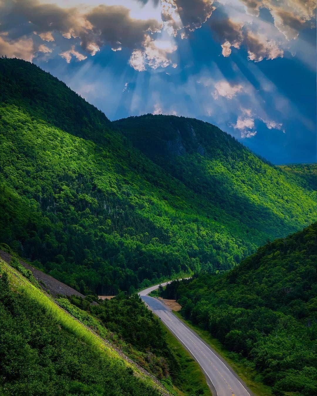 Explore Canadaさんのインスタグラム写真 - (Explore CanadaInstagram)「Looking for an East Coast road trip? Then head to Cape Breton, Nova Scotia to drive the 300 kilometre (185 mile) long Cabot Trail. This famous road winds along the ocean for stunning views the whole way. For a real adventure, book a bike touring trip with Freewheeling Adventures. They’ll take care of all the details including bike rentals and accommodation, and you’ll spend 5 days and 5 nights soaking in the views! #ExploreCanada ⁠ ⁠ 📷: @ThePlanetD ⁠ 📍: @TourCapeBreton, @VisitNovaScotia⁠ #OurCapeBreton #VisitNovaScotia⁠」8月28日 0時00分 - explorecanada