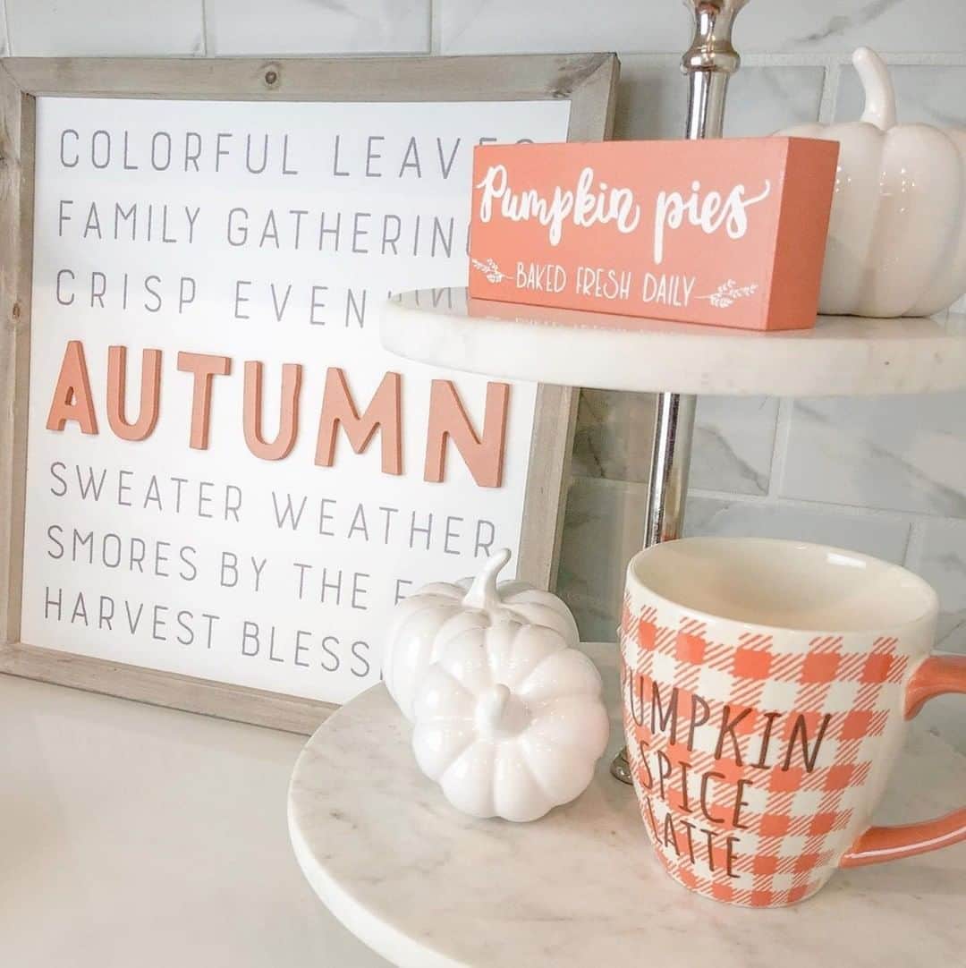 のインスタグラム：「The calendar might still say August, but our hearts say Pumpkin Spice Latte ☕ (📸: @christy_mel)」