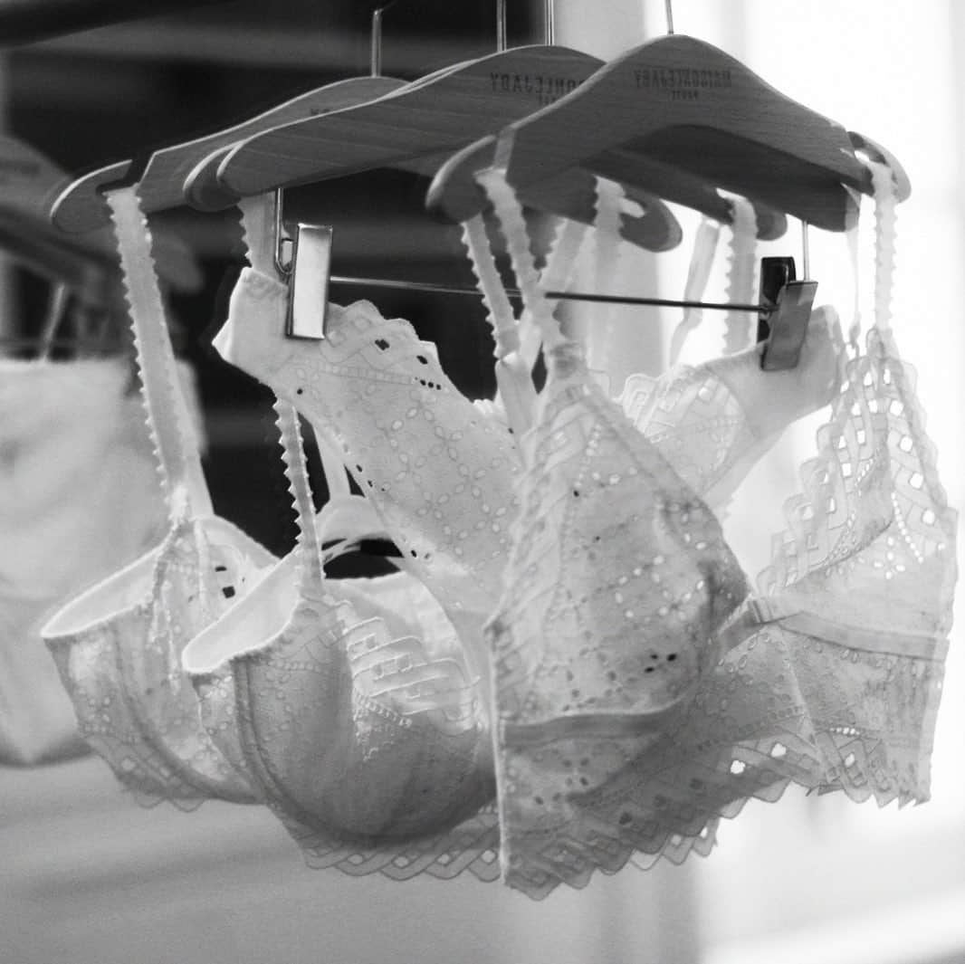 レジャビーのインスタグラム：「Our mantra in life: the right fitting lingerie is the foundation to confidence —— Notre promesse : une lingerie bien ajustée est le fondement de la confiance #maisonlejaby #lingerie #soutiengorge #bienetre #allerauporter #confiance #femme #designedbywomenforwomen」