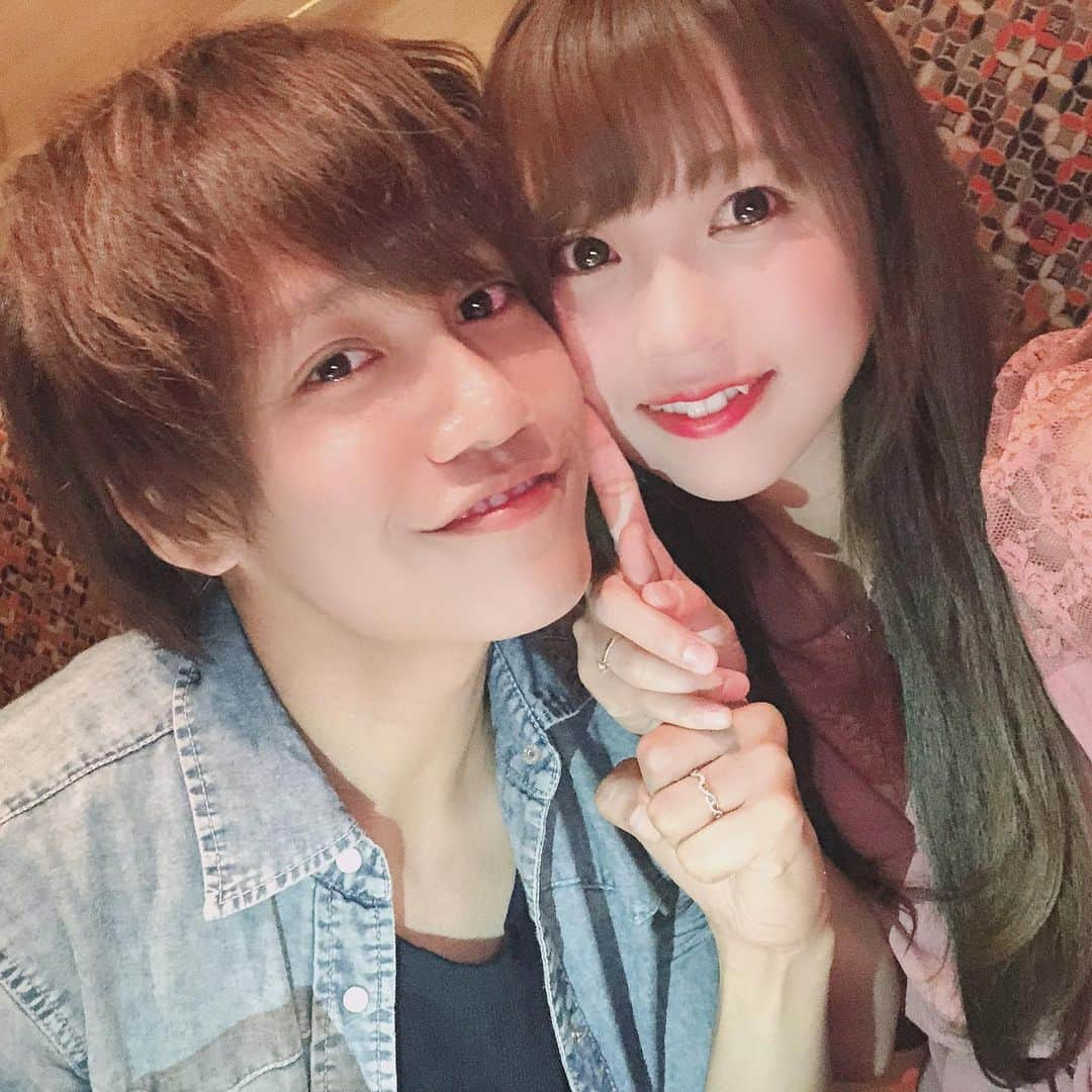 まういさんのインスタグラム写真 - (まういInstagram)「1st結婚記念日だったよー♡ みんなさん、お祝いありがとう。  結婚以外ありえないと思い行動したあの頃の俺が、今も変わらずこうして楽しく生活を営めてるのは他の誰でもない、この人だからです。全てがありがたい存在。 これまでは常に、思い描いていた理想を歩めてきた訳ではないし後悔もたくさんあるけど、そのどれもがあったからこそ今の俺があり、その"今の俺"はとても幸せを噛み締めてる。 紆余曲折あったけど今日この日を迎えられて嬉しい。1年。まだまだだけどこれからはがむしゃらに仕事やってもっとやりたい事やるぞー！」8月28日 0時04分 - mauie_cayton