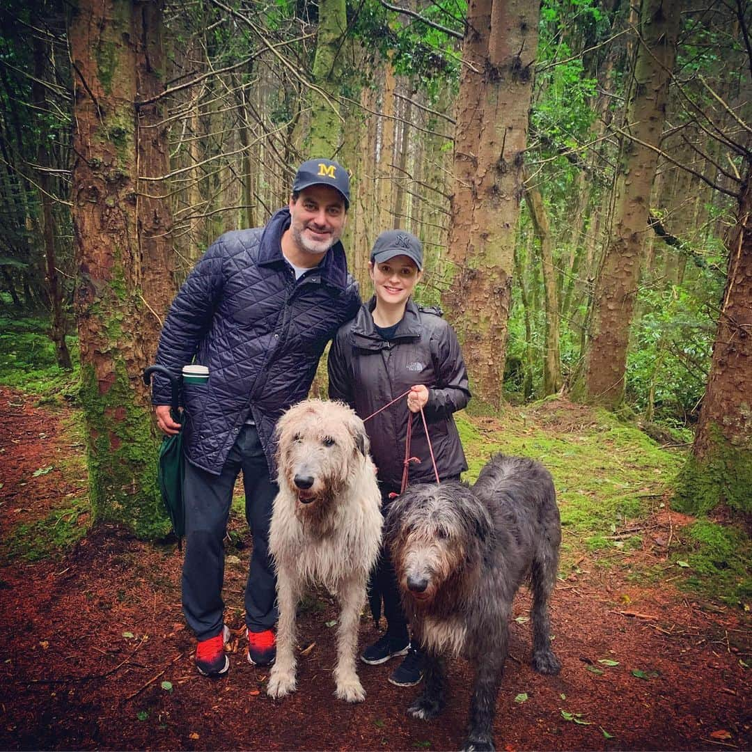 サーシャ・コーエンさんのインスタグラム写真 - (サーシャ・コーエンInstagram)「Early morning trekking with these Irish Wolfhounds (meaning they hunt wolves). Fun facts: They love coffee and kisses and weigh 180 lbs. ☕️ 😚 #Ireland #ashfordcastle」8月27日 18時36分 - sashacohennyc