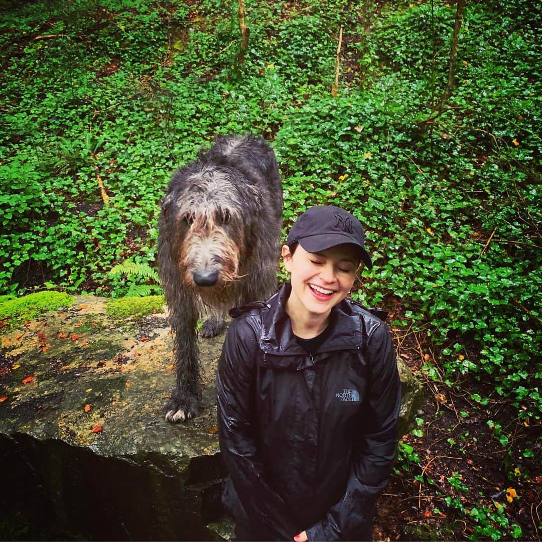 サーシャ・コーエンさんのインスタグラム写真 - (サーシャ・コーエンInstagram)「Early morning trekking with these Irish Wolfhounds (meaning they hunt wolves). Fun facts: They love coffee and kisses and weigh 180 lbs. ☕️ 😚 #Ireland #ashfordcastle」8月27日 18時36分 - sashacohennyc