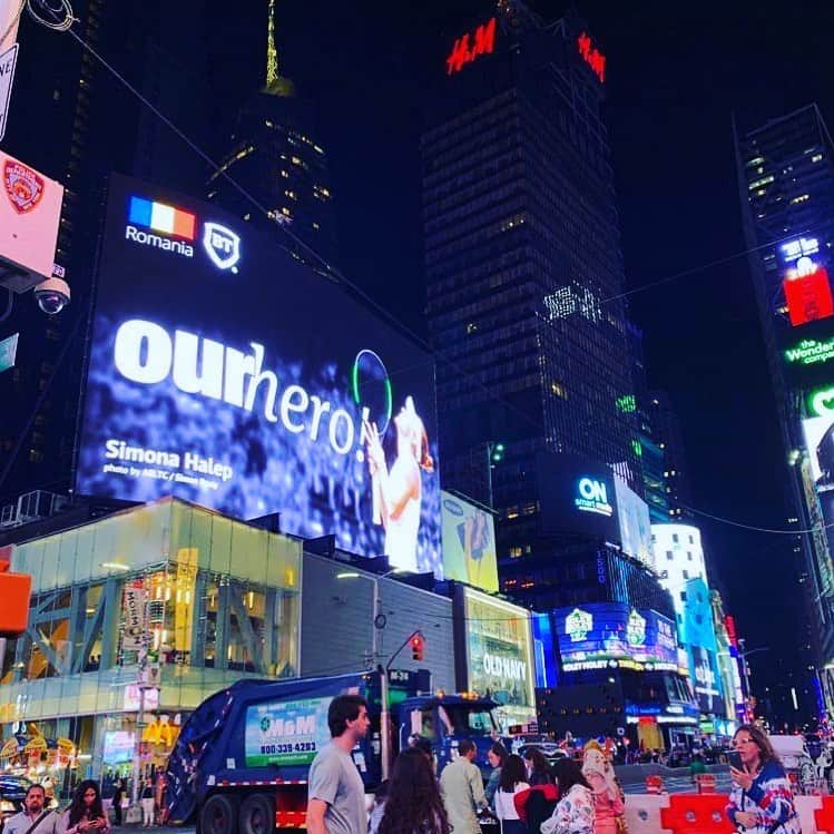 インナさんのインスタグラム写真 - (インナInstagram)「Proud Romanian! From a small seaside town across the oceans! Simona, champion @ US Open and in our hearts! @banca_transilvania  took @simonahalep in Times Square! #BT #proudpartner #teamhalep」8月27日 18時36分 - inna