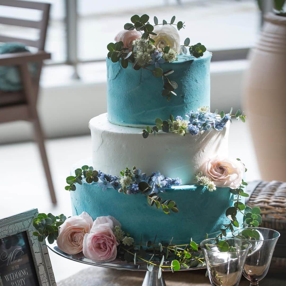 のインスタグラム：「【ウエディングケーキ】﻿﻿ ﻿﻿ おふたりの物語を﻿﻿ オリジナルのケーキに✨﻿﻿ ﻿﻿ Dears Weddingでは、﻿﻿ 専属のパティシエがおふたりのストーリーや﻿﻿ ゲストへの想いを直接お伺いしながら、﻿﻿ オリジナルデザインのウエディングケーキを﻿﻿ お作りいたします。﻿﻿ ﻿﻿ こだわりを表現した世界に一つだけの﻿﻿ ウエディングケーキが、ゲストの印象に残る﻿﻿ おもてなしを叶えます。﻿」