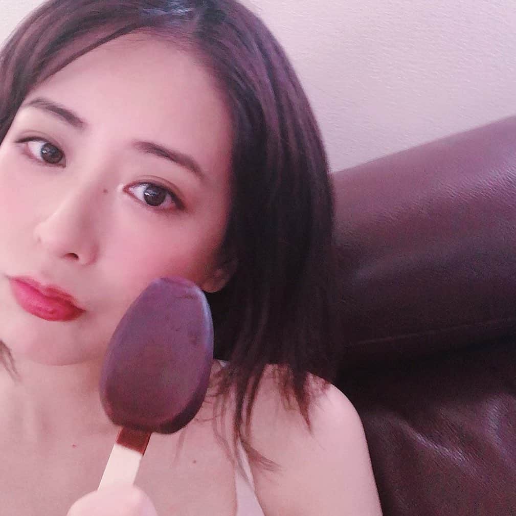 神室舞衣のインスタグラム：「きっと今更なんですが 今年、初めてアイスにはまりました。 とゆうよりも前投稿のたい焼きも含めて甘いものに…ですね。 このアイスも今更ながら初挑戦☺️笑 今までチョコレートに興味が無かったから知らないお店が多くて探すのが楽しい❣️ 自分の体質の変化が面白い。 色々な発見も出来るしまだまだ人生楽しめそうでいいね。」