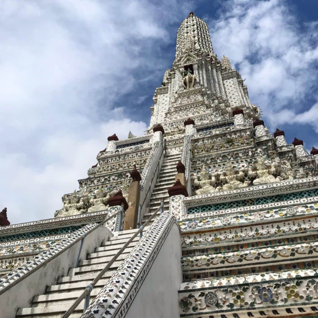 中島咲季のインスタグラム：「ることタイ旅行行ってきた🇹🇭 . 王宮とか遺跡とか街中に沢山見所のある素敵な街だった☺️ . #tailand #Bangkok #watarun #temple #タイ旅行 #バンコク #ワットアルン」