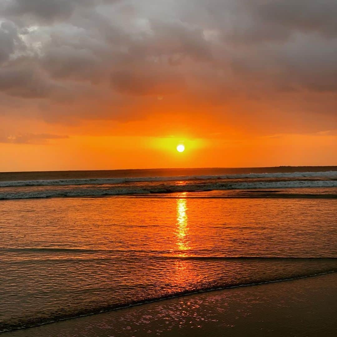 西野沙瑛さんのインスタグラム写真 - (西野沙瑛Instagram)「- - バリのビーチで見る夕陽が一番すき。 少し曇ってたけど、遠浅の海に反射してる夕陽が 格別に綺麗✨ - バリって本当に素敵な場所だって改めて実感した🌴 大好きな国✨また来年来よう☺️ - #バリ #バリ島 #バリ土産 #リゾート #海外旅行 #旅ジョ #balitrip #bali #bali🌴 #baliindonesia #indonesia #ubud #balihotel #baligasm #balivibes #balitravel #baligolf #バリゴルフ #リゾートゴルフ #旅 #海外好き  #sae_golf_bali #夕日 #sunset」8月27日 18時48分 - sae_golf