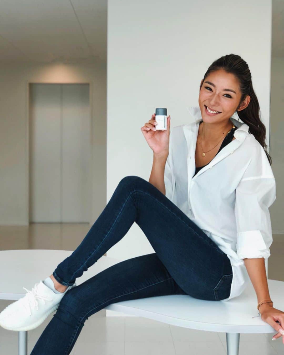 のインスタグラム：「肌をきたえるスキンケア✨ #ダーマロジカ の肌分析で今お肌に必要な成分を診断してきてもらいました🙋‍♀️私は毎日外で運動をするので、乾燥が1番大きな症状でした🌞🔥保湿はもちろん必要だけど肌の再生を高めるためにターンオーバーを促す角質ケアが大事‼️ 処方してもらった角質ケア洗顔料「デイリーマイクロフォリエント」をお家で使い始めて肌トーンが明るくなったのを感じています🌟まだ1週間だから、これから鍛えていくのが楽しみっ。お肌も時間をかけて少しづつ成長させていかなくちゃね😉 - 今ヒカリエのポップアップストアで角質ケア洗顔料のサンプルをプレゼントしているので遊びに行って下さいね😊 公式インスタでフォロー&いいねキャンペー ンもやってます @dermalogicajp - #PR #dermalogica #MYSKINHERO」
