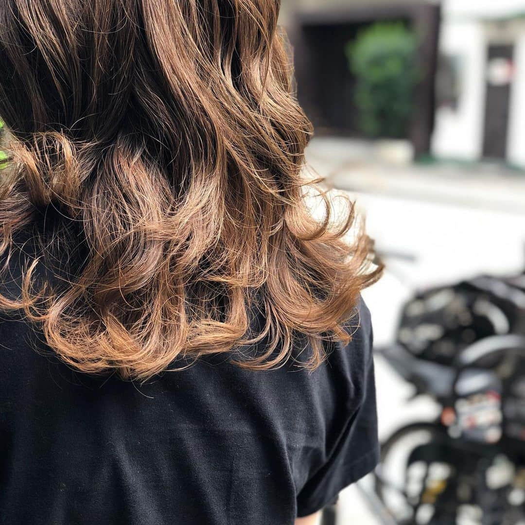 【北堀江・美容室 peaks hair】のインスタグラム：「アプリコットベージュ🧡🧡 おすすめ秋色ベージュです✨  少し涼しくなってきたのでカラーも夏色から秋色にチェンジしませんか？？ スタイリスト  堀口  #peakshair #ピークスヘアー#堀江#北堀江#美容室##Instahair#hairstyle#Instafashion#イルミナカラー#小顔#美意識#おしゃれな人と繋がりたい#おしゃれ#お洒落#ヘアアレンジ#ヘアスタイル」