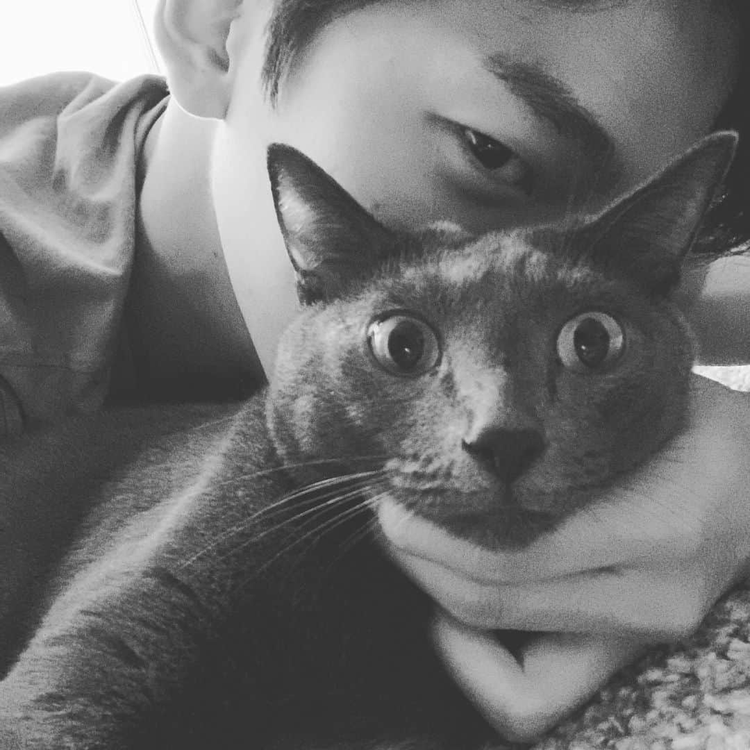 キム・ミンギュのインスタグラム：「동물 친구들이 행복한 곳은 광활한 자연의 품이라는 것을 알기에,사람과 동물이 자연속에서 조화롭게 살 수 있는 세상을 응원합니다.  SK텔레콤과 WWF와 함께하는 #동물없는동물원 캠페인의 #동물하트챌린지 에 참여합니다!  동물을 사랑하는 많은 분들의 동참과 응원 부탁드립니다! <후원 참여 링크> https://arzoo.sktinsight.com」
