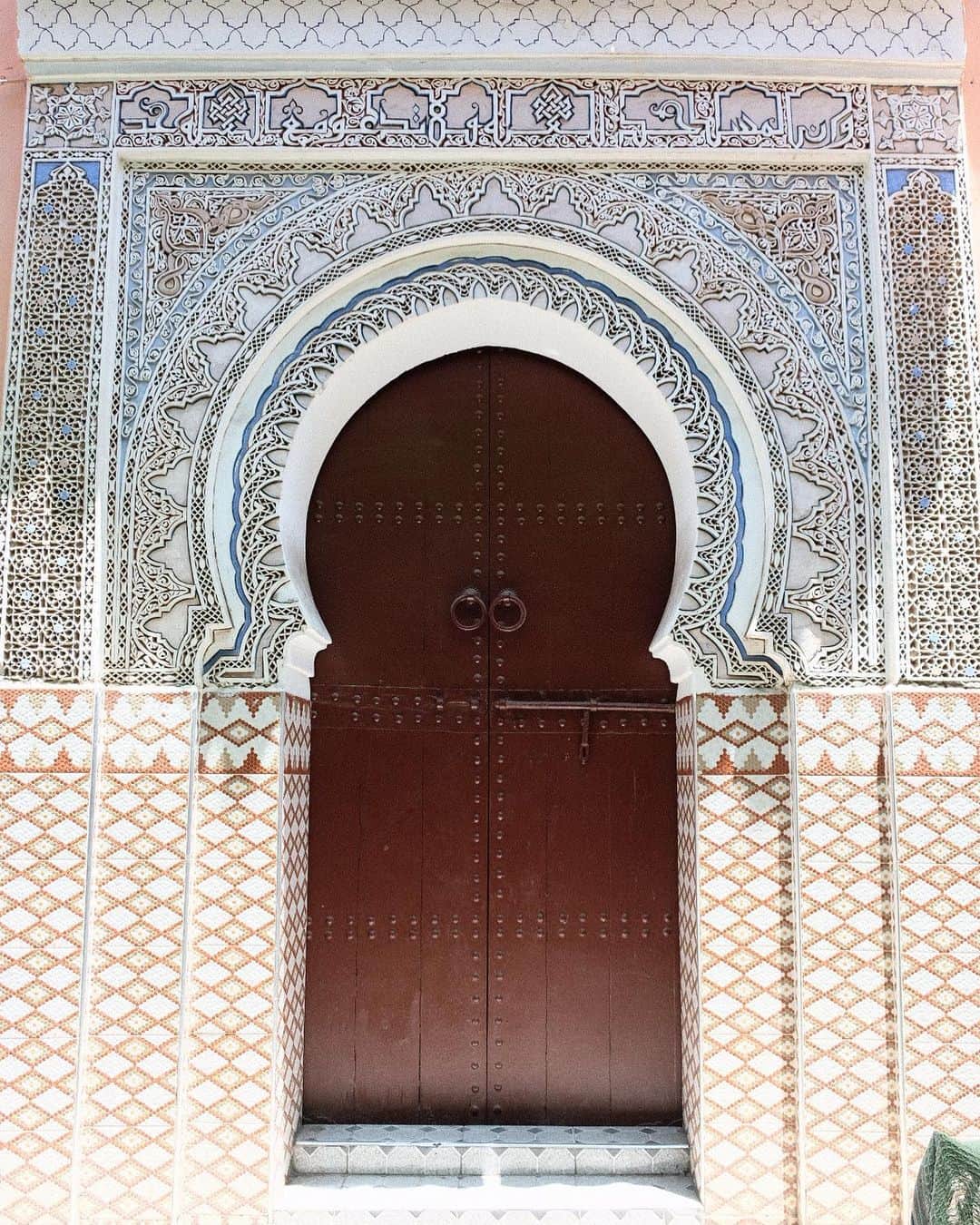 KUNIKAのインスタグラム：「🕌 街中至る所に美しいアラベスク模様が溢れてて、たくさん刺激を受けました🕊 ﻿ #Marrakesh #Morocco」