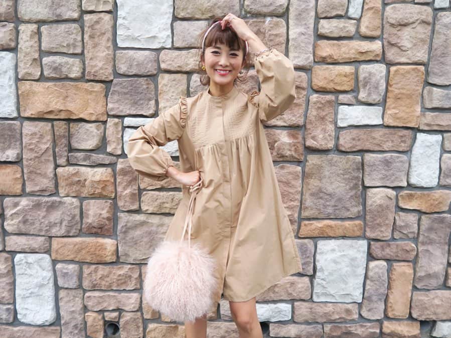 のインスタグラム：「春に大人気だったスモックワンピースが秋バージョンになって再登場＼(^o^)／お得意のシャカっとした張りのある生地にチェンジしました♡早くブーツと合わせたくてウズウズしてる♡これ、個人的に特にお気に入り♡ #wakkinstyle#ootd#coordinate dress:#linkable @linkable_official(来月発売予定) bag:#linkable @linkable_official(予約販売中)」
