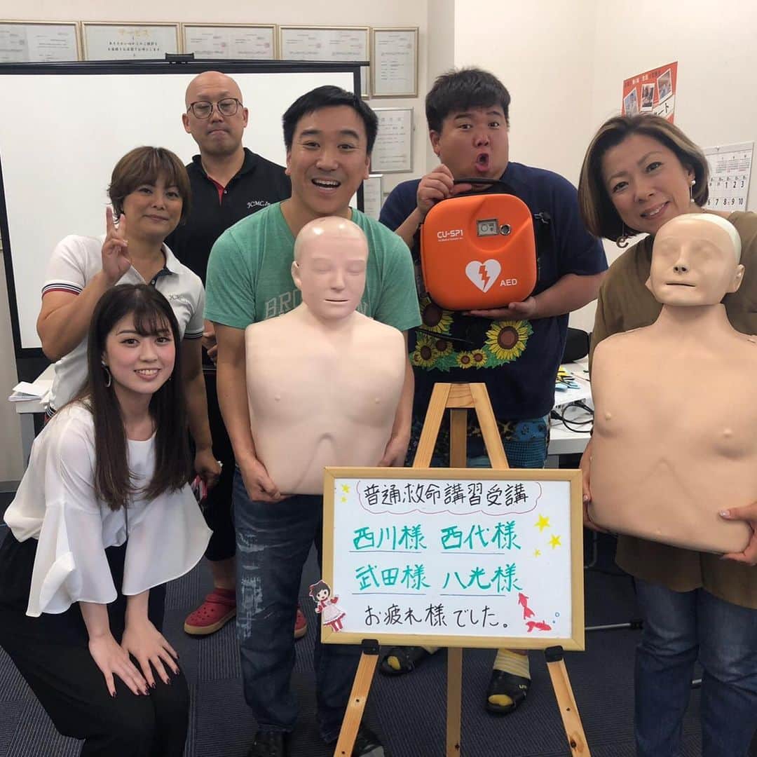 月亭八光さんのインスタグラム写真 - (月亭八光Instagram)「今日は、 吉本の部活！ 救命救急部の AED講習！ 吉本救命救急部は、 人類総救急隊を 目指しております。 どこで誰が倒れても 隣にいてる人が 救急車が来るまで 人命救助出来るよう 全員に講習を 受けてもらいたいです。 大阪や全国の お偉いさん 見ておられましたら 学校や会社で ２年に１回でも 必須のAED講習 お願いします^_^ まずは、吉本から始まり 大阪全てへ！ 活動は続けて行きます！ 吉村大阪府知事に届けー^_^！！」8月27日 19時06分 - 888hachimitsu888