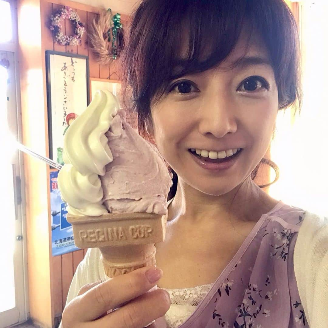 佐藤彩さんのインスタグラム写真 - (佐藤彩Instagram)「先週末に十勝で食べた美味しいスイーツ🍦  以前番組でご紹介したことのある、鹿追町のせいちゃんパークの特大ソフトクリーム🍦 一度食べてみたかったので念願叶いました✨  濃厚なミルクの味わいがしっかり感じられます！ 食べ応えありましたよー😊  この日はちょいと風があり、傾くと大変とのことで、倒れそうになったとき用のカップもいただき、ゆっくり固めにしっかりと巻き上げてくださいました！  帯広のウエモンズハートのアイスも美味しい✨ ソフトクリームとジェラートのダブルにできるメニューもありました🍨 ミルク感が出ているソフトも美味しいですし、ハスカップのジェラートもしっかり果実の味が出ていて美味しかったです😊  ジャージー牛乳のソフトクリームが食べられるということで訪れた帯広のカフェでは、ソフトクリームとそこで見つけたフローズンヨーグルトも食べちゃいました😊 牛乳の甘みが出たソフト、さわやかさが際立つフローズンヨーグルト、どちらも美味しくいただきました✨  #十勝スイーツ  #せいちゃんパーク  #特大ソフトクリーム #ウエモンズハート  #キーズカフェ #ジャージー牛乳ソフト  #フローズンヨーグルト #ソフトクリーム大好き  #HBC #アナウンサー #佐藤彩」8月27日 19時08分 - hbc_ayasato