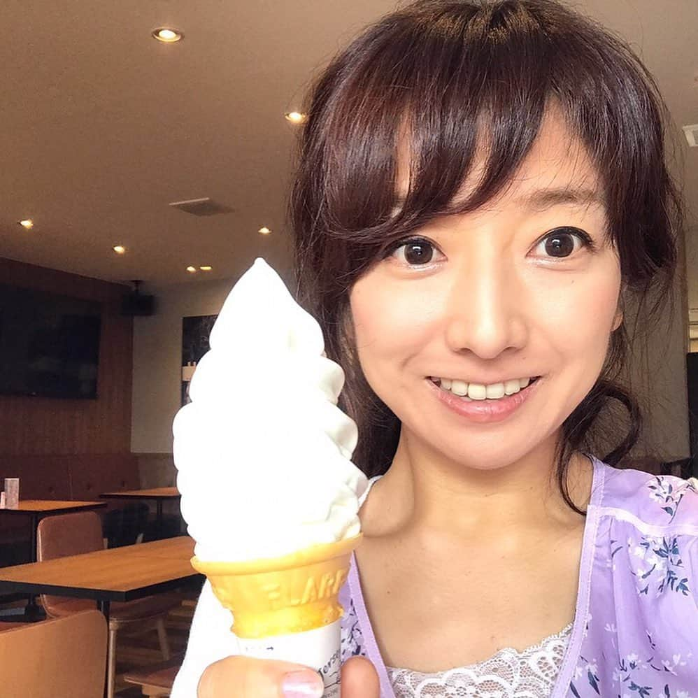 佐藤彩さんのインスタグラム写真 - (佐藤彩Instagram)「先週末に十勝で食べた美味しいスイーツ🍦  以前番組でご紹介したことのある、鹿追町のせいちゃんパークの特大ソフトクリーム🍦 一度食べてみたかったので念願叶いました✨  濃厚なミルクの味わいがしっかり感じられます！ 食べ応えありましたよー😊  この日はちょいと風があり、傾くと大変とのことで、倒れそうになったとき用のカップもいただき、ゆっくり固めにしっかりと巻き上げてくださいました！  帯広のウエモンズハートのアイスも美味しい✨ ソフトクリームとジェラートのダブルにできるメニューもありました🍨 ミルク感が出ているソフトも美味しいですし、ハスカップのジェラートもしっかり果実の味が出ていて美味しかったです😊  ジャージー牛乳のソフトクリームが食べられるということで訪れた帯広のカフェでは、ソフトクリームとそこで見つけたフローズンヨーグルトも食べちゃいました😊 牛乳の甘みが出たソフト、さわやかさが際立つフローズンヨーグルト、どちらも美味しくいただきました✨  #十勝スイーツ  #せいちゃんパーク  #特大ソフトクリーム #ウエモンズハート  #キーズカフェ #ジャージー牛乳ソフト  #フローズンヨーグルト #ソフトクリーム大好き  #HBC #アナウンサー #佐藤彩」8月27日 19時08分 - hbc_ayasato