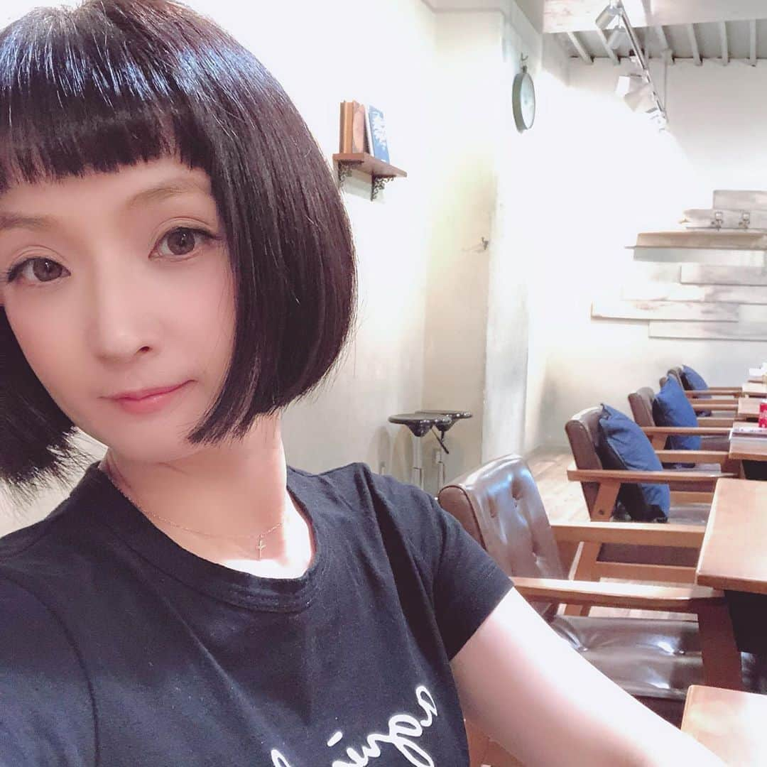 千秋さんのインスタグラム写真 - (千秋Instagram)「美容院 @unami_hair へ。 今の担当は増永さん。 カラーは、シアベージュ。赤みのない透明感のあるベージュブラウン。 カットは、重さはしっかり残したミニボブ。後ろだけいつもより少し軽さを。  娘の担当は富永さん（トミー）。いつも娘の自由なリクエストに対応してくれてありがとうございます💇🏻‍♀️ #unami #表参道」8月27日 19時16分 - chiaki77777