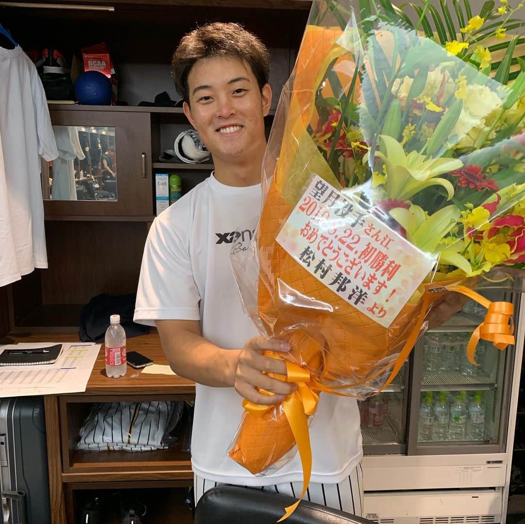 高山俊のインスタグラム：「望月改めて初勝利おめでとう！ 同じ四年目ということもあって2人でご飯によく行く仲なので本当に嬉しいです！ シーズン中で結果も出せてない立場ですが、二度とない記念なので更新しました。 残り少ないシーズンですが、結果を出せるよう必死で頑張りますので応援よろしくお願いします。」