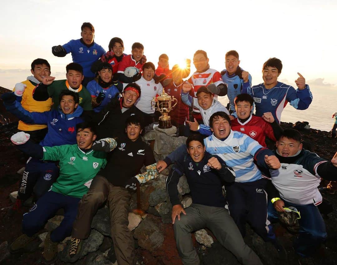 ラグビーワールドカップさんのインスタグラム写真 - (ラグビーワールドカップInstagram)「. 出場20チーム皆様の来日をお待ちしております！ See You in #RWC2019 ❗️ . #Rugby #Rugbygram #Sport #WebbEllisCup #fujisan #Mountain #VisitJapan #JapanTrip #富士山 #ラグビー」8月27日 19時19分 - rugbyworldcupjp
