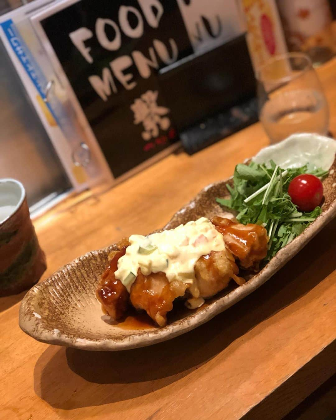 松丘雪那さんのインスタグラム写真 - (松丘雪那Instagram)「. お酒とお肉が美味しい 繋  @tsunagu.takadanobaba さんに行ってきたよー！ 店長さんも店員さんもお客さんも、とっても素敵で楽しい時間だった☺️ 一枚目チキン南蛮の色飛んじゃってるけど、店長さんとツーショット😆 スライドするとおいしそ〜うなチキン南蛮とたのしそ〜うな私がでてくるよ！笑 . 日本酒も焼酎も選べないくらいたくさんあって、お酒好きの方におススメしたいくらい！ 私が頂いたのは、Te-hajimeというお酒で、すっきりしてて飲みやすくて美味しかった〜💓 日本酒初めての方にもオススメ！ . 写真めっちゃお酒飲む人みたいになっちゃった笑 ほんとまた行きたい🤤 . 駅近だし、すっごく美味しいし楽しいし一度は行ったほうがいいと思う！本当に！！ 楽しすぎて長居しました😂 . . . . . . #model #me #smile #izakaya #tsunagu #nihonshulover #happy #日本酒 #繋 #高田馬場 #駅近 #居酒屋 #店員さんが神対応 #楽しい #美味しい #長居しちゃう #チキン #鶏肉 #チキン南蛮 #幸せでした #日本酒女子 #日本酒好き #有機野菜 #モデル」8月27日 19時19分 - yukina.23na