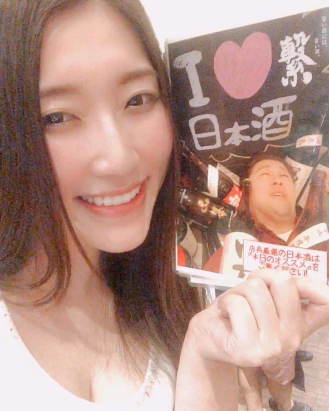 松丘雪那さんのインスタグラム写真 - (松丘雪那Instagram)「. お酒とお肉が美味しい 繋  @tsunagu.takadanobaba さんに行ってきたよー！ 店長さんも店員さんもお客さんも、とっても素敵で楽しい時間だった☺️ 一枚目チキン南蛮の色飛んじゃってるけど、店長さんとツーショット😆 スライドするとおいしそ〜うなチキン南蛮とたのしそ〜うな私がでてくるよ！笑 . 日本酒も焼酎も選べないくらいたくさんあって、お酒好きの方におススメしたいくらい！ 私が頂いたのは、Te-hajimeというお酒で、すっきりしてて飲みやすくて美味しかった〜💓 日本酒初めての方にもオススメ！ . 写真めっちゃお酒飲む人みたいになっちゃった笑 ほんとまた行きたい🤤 . 駅近だし、すっごく美味しいし楽しいし一度は行ったほうがいいと思う！本当に！！ 楽しすぎて長居しました😂 . . . . . . #model #me #smile #izakaya #tsunagu #nihonshulover #happy #日本酒 #繋 #高田馬場 #駅近 #居酒屋 #店員さんが神対応 #楽しい #美味しい #長居しちゃう #チキン #鶏肉 #チキン南蛮 #幸せでした #日本酒女子 #日本酒好き #有機野菜 #モデル」8月27日 19時19分 - yukina.23na