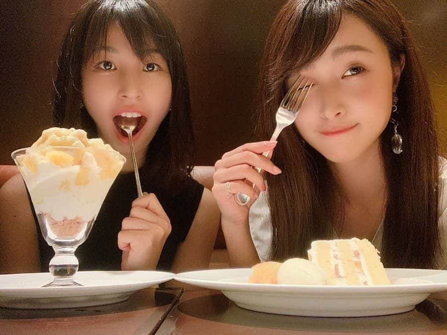 のインスタグラム：「❁┈༚༝ 友達に会いに行ったシリーズの続き♬ ㅤㅤ 娘のように思っているお友達🤭笑 途中からめぐちゃんも合流💓 ㅤㅤ 21歳の指示のもと 年甲斐のないポーズをする27歳たちの図。笑 ㅤㅤ #summer #summervacation #cafe #cake #parfait #photo #selfie #peachcake #nagoya #カフェ #名古屋 #ケーキ #パフェ」