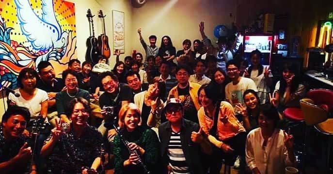 のインスタグラム：「もう間も無く8月も終わってしまいますねヽ(￣д￣;) . 少し涼しくなってきて、過ごしやすくなってきましたところで9月1日は岡田の地元凱旋ライブ第三弾がございます！ . 小田急線の秦野駅から1分のg109にて、19：30スタートです！ . 地元でしか味わえないアットホームな雰囲気をぜひ体感しに来ていただけたら幸いです〜！ . . ※毎回満員御礼を頂いておりますので、事前ご予約頂けると幸いです！DMまたは、g109へお電話でお願い致します！」