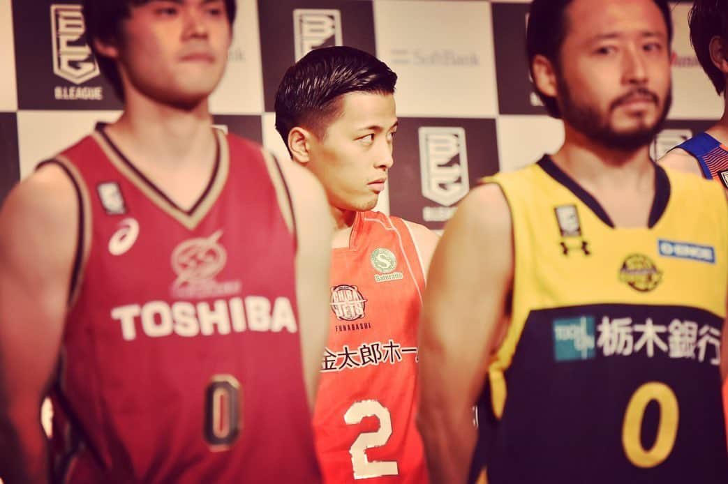 千葉ジェッツさんのインスタグラム写真 - (千葉ジェッツInstagram)「🏀Bリーグ TIPOFFカンファレンス2019🏀 #chibajets #Bリーグ #富樫勇樹 #笑顔からキリッとまで #そして後ろの2人のカメラ目線 #田渡選手 #伊藤選手 #ビーコル  #エヴェッサ #ありがとうございます」8月27日 19時29分 - chibajets_official