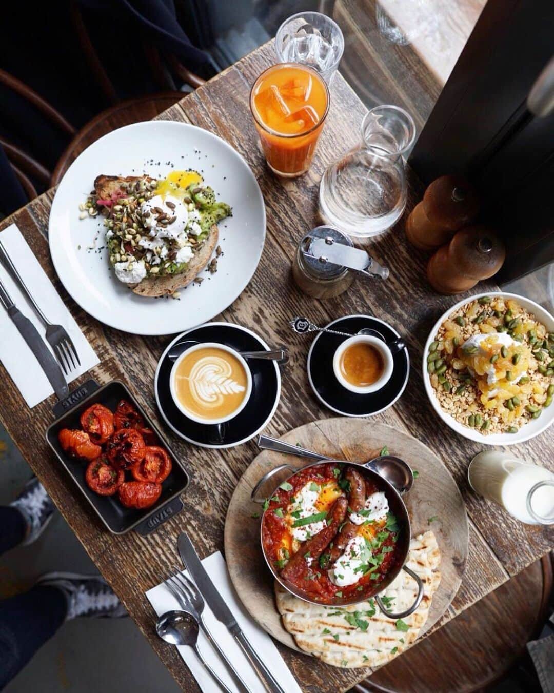 @LONDON | TAG #THISISLONDONさんのインスタグラム写真 - (@LONDON | TAG #THISISLONDONInstagram)「Hey #London it’s @robsonbarista here with a spread from @CaravanRestaurants at #ExmouthMarket. Caravan serve up some of the best #brunch in town with #coffee roasted at their very own @CaravanRoastery || TAG a brunch loving friend below 👇🏻✌🏻 // #thisislondon #londonreviewed #londoncoffeeshops #londonlife」8月27日 19時29分 - london