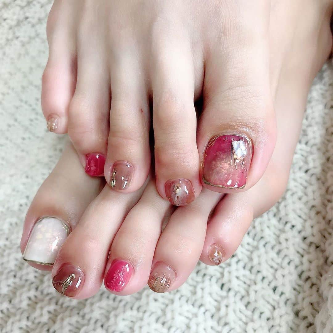 のインスタグラム：「やっと @says_nail にやってもらいましたー👣💅 お任せネイルでお願いしました！ やっぱ相場さんのセンス神！😍✨ 秋を先取りしてブラウン×レッドをメインに🍁 . ネイル中はこんな感じでソファにゆったり座りながら、美味しいドリンクで癒されています❤️ . トレンドネイルをリーズナブルに💅 . #akita #nail #foot #red #brown #saysnail #autumn #2019 #ニュアンスネイル #奥行きネイル」