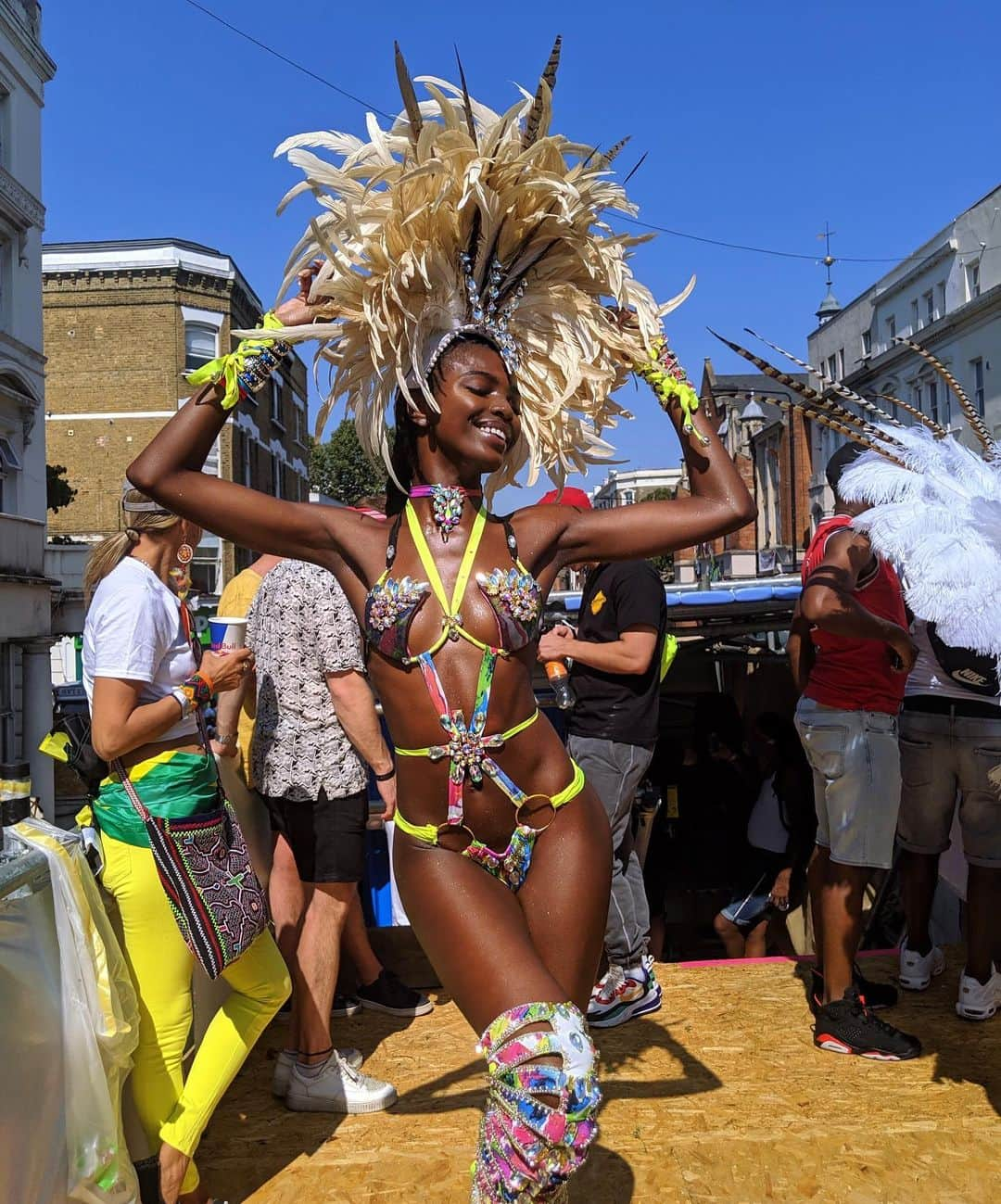 レオミー・アンダーソンさんのインスタグラム写真 - (レオミー・アンダーソンInstagram)「My first time doing carnival on a float was a dream, thank you @redbullmusicuk @loopvip @mangrovecarnival for having me and @moniquenobellexo for being my carnival fairy god mother 😭💕」8月27日 19時44分 - leomieanderson