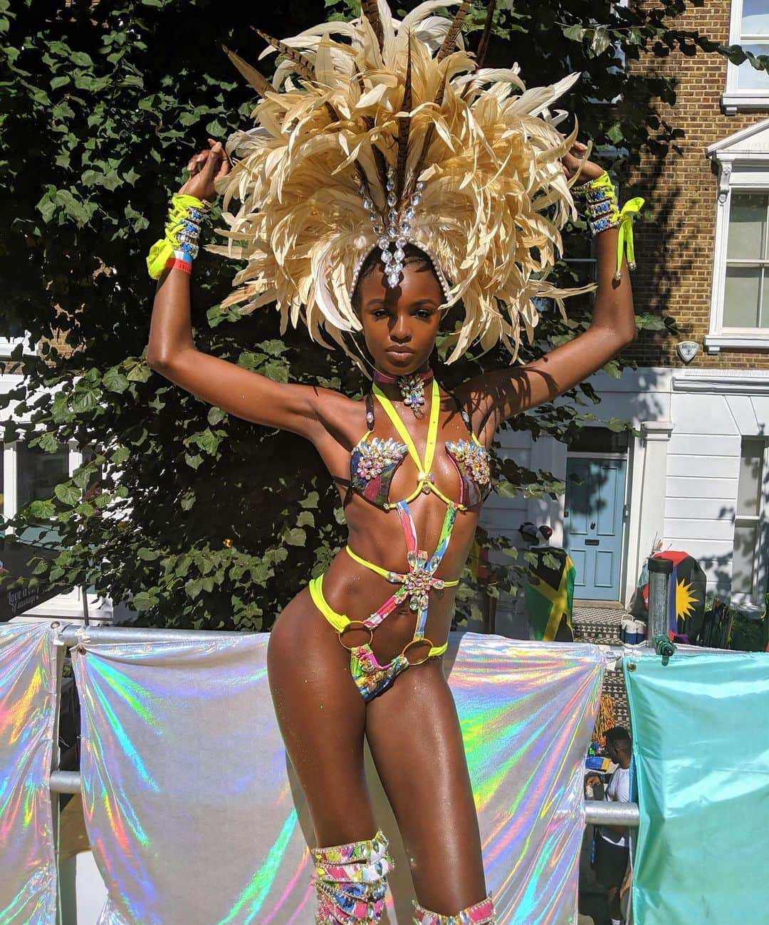 レオミー・アンダーソンさんのインスタグラム写真 - (レオミー・アンダーソンInstagram)「My first time doing carnival on a float was a dream, thank you @redbullmusicuk @loopvip @mangrovecarnival for having me and @moniquenobellexo for being my carnival fairy god mother 😭💕」8月27日 19時44分 - leomieanderson