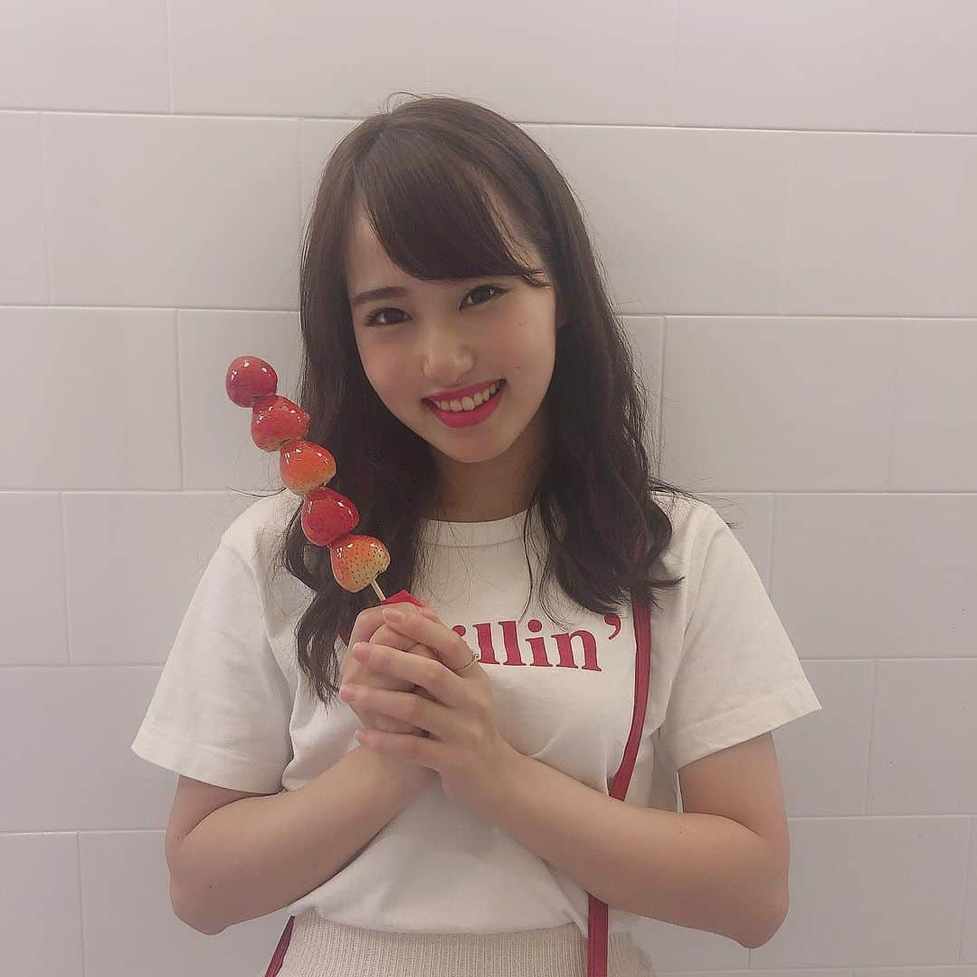 前田彩佳さんのインスタグラム写真 - (前田彩佳Instagram)「🍓🍬﻿ ﻿ ＊＊＊＊＊＊＊＊＊＊﻿ ﻿ いちごあめと『はじめまして。』してきました🤗﻿ うまうまです🤤﻿ カロリーが心配なので、まなかちゃんと半分こしたお👍﻿ ﻿ ＊＊＊＊＊＊＊＊＊＊﻿ ﻿ #いちごあめ #いちごあめ専門店 #スウィーツ #いちご #渋谷グルメ #渋谷 #渋谷109」8月27日 19時37分 - _ayaka1218