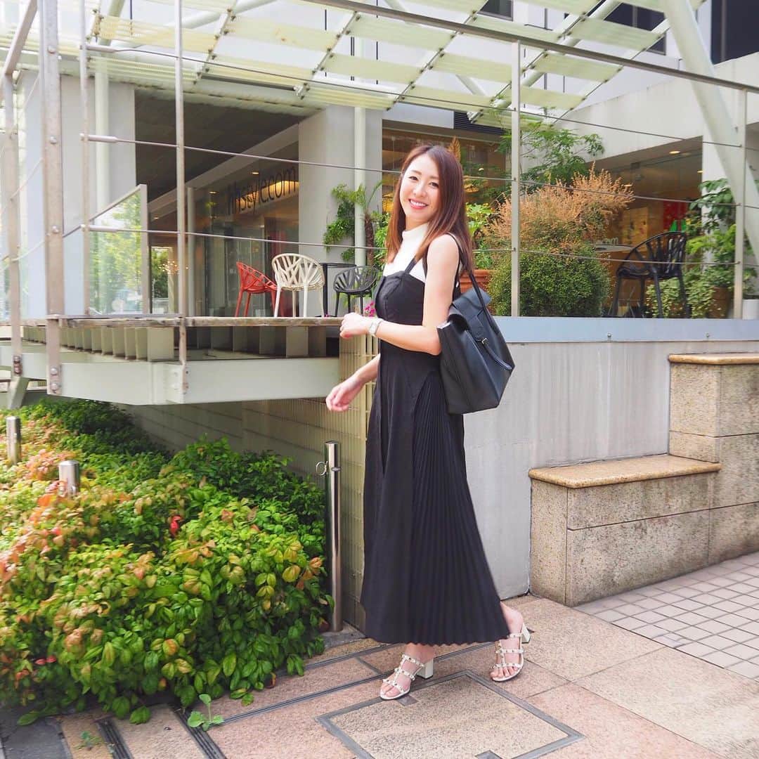 杉下理世のインスタグラム：「少し涼しくなってきて、今年のノースリーブもそろそろ終わりでしょうか…🥺 数ヶ月前に新調したお仕事用バッグ、中がピンクでとてもお気に入り👜💓 #fashion #bag #coordinate #ノースリーブ #お仕事バッグ #仕事用バッグ #tods #valentino」