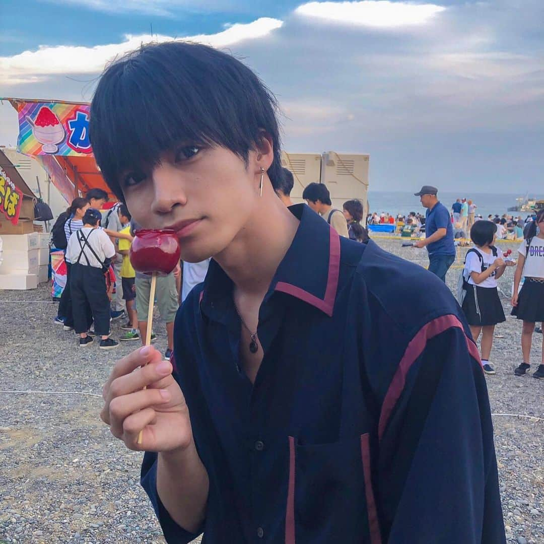 大谷悠哉さんのインスタグラム写真 - (大谷悠哉Instagram)「りんご飴久々に食べたの🥰  #熊野花火大会 #熊野大花火大会 #花火大会 #祭り #お祭り #花火 #大谷悠哉 #ももくん #彼女目線 #ハイファイブ #HiFive」8月27日 19時43分 - s_410yuya