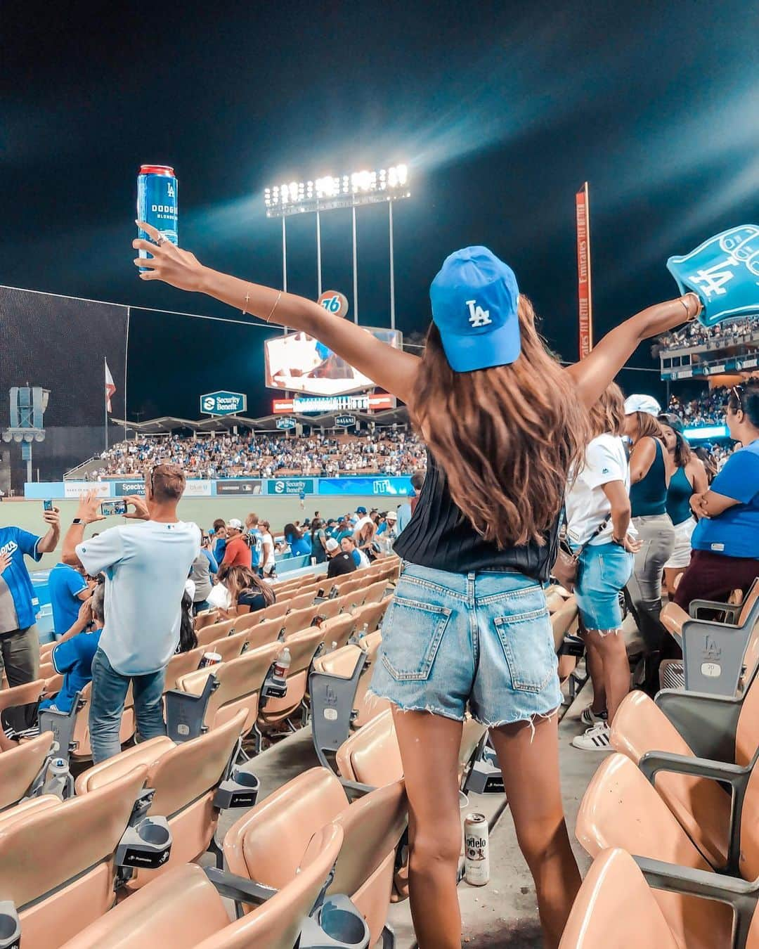 福井仁美さんのインスタグラム写真 - (福井仁美Instagram)「💙⚾️🌭🍺💙 ⚾️🌭🍺💙 ⚾️🌭🍺💙 ・ 昔全然キャップなんてかぶらなかったのに、すっかりお気に入りなやつ！ ・ メジャー本当に面白かったなー🇺🇸 元野球部だから野球ほーんとに大好き！！ 甲子園も終わっちゃって夏が終わるね！ ・ #dodgers #dodgergirl #dodgerstadium #ドジャース #bleeddodgerblue #野球 #野球部 #baseball #baseballcap #ドジャースタジアム #LA #LAlife  #california #californialove #lastory #california_igers #losangelesfashion #🇺🇸」8月27日 19時46分 - hitton28