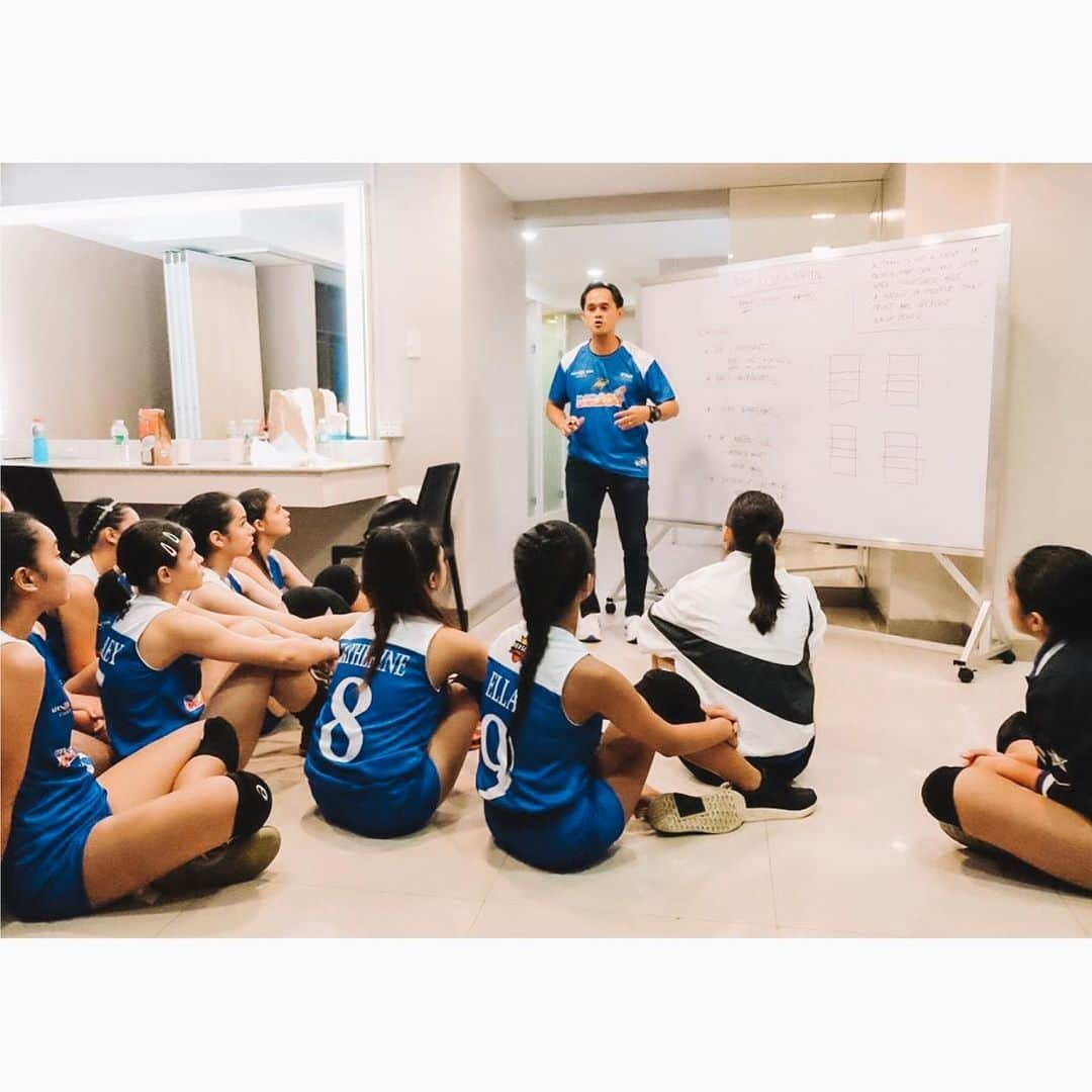 ジュリア バレットさんのインスタグラム写真 - (ジュリア バレットInstagram)「Two months ago, I started training and going back to my first love: volleyball. I fell inlove with this sport back in high school, where I got the opportunity to be part of the varsity team and compete.  Last Sunday was my first time to play in Araneta. I used to just be an audience member and watch the UAAP volleyball games. At the time, I only wished I had been able to experience something that exciting!  I was terrified of being in court, being infront of thousands of people again. A few moments before the game, Coach O said "Be brave. Being brave is not showing that you can fight back, being brave is showing what you can do." And we did it.  To my girls, my blue team: thank you for your determination and hard work. We may not have won the game, yet it was so fulfilling. Knowing that we fought, we fought hard till the end.  To the red team, headed by @chinitaprincess: Congratulations! It wasn’t an easy match, but you guys gave us a game to remember.  Thank you, till the next!  Photo credits to the owners 📸」8月27日 19時47分 - juliabarretto